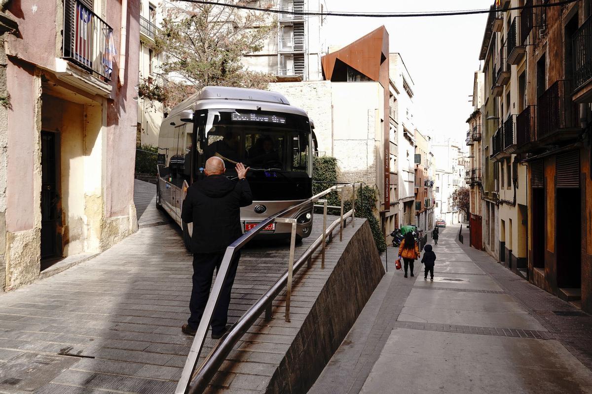 El microbús que feia 7 metres de llargada va tenir problemes a la Baixada del Pòpul