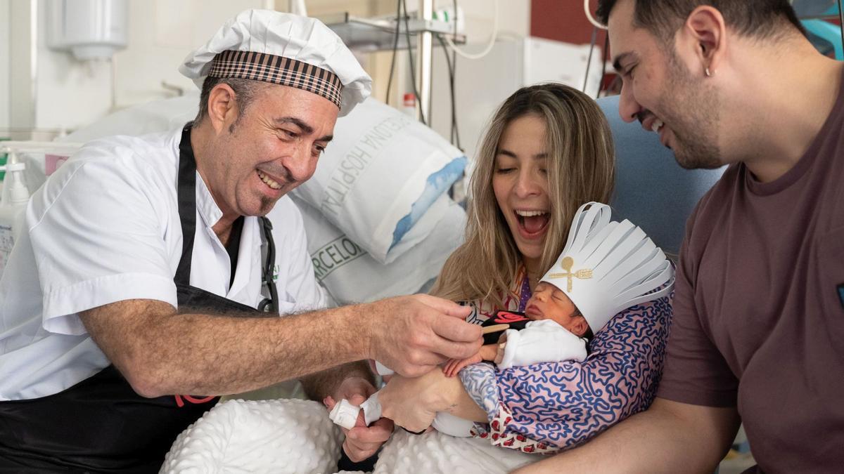 Los bebés ingresados en la UCI neonatal del Clínic se convierten en pequeños cocineros por Carnaval