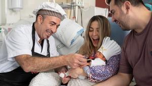 Los bebés ingresados en la UCI neonatal del Clínic se convierten en pequeños cocineros por Carnaval