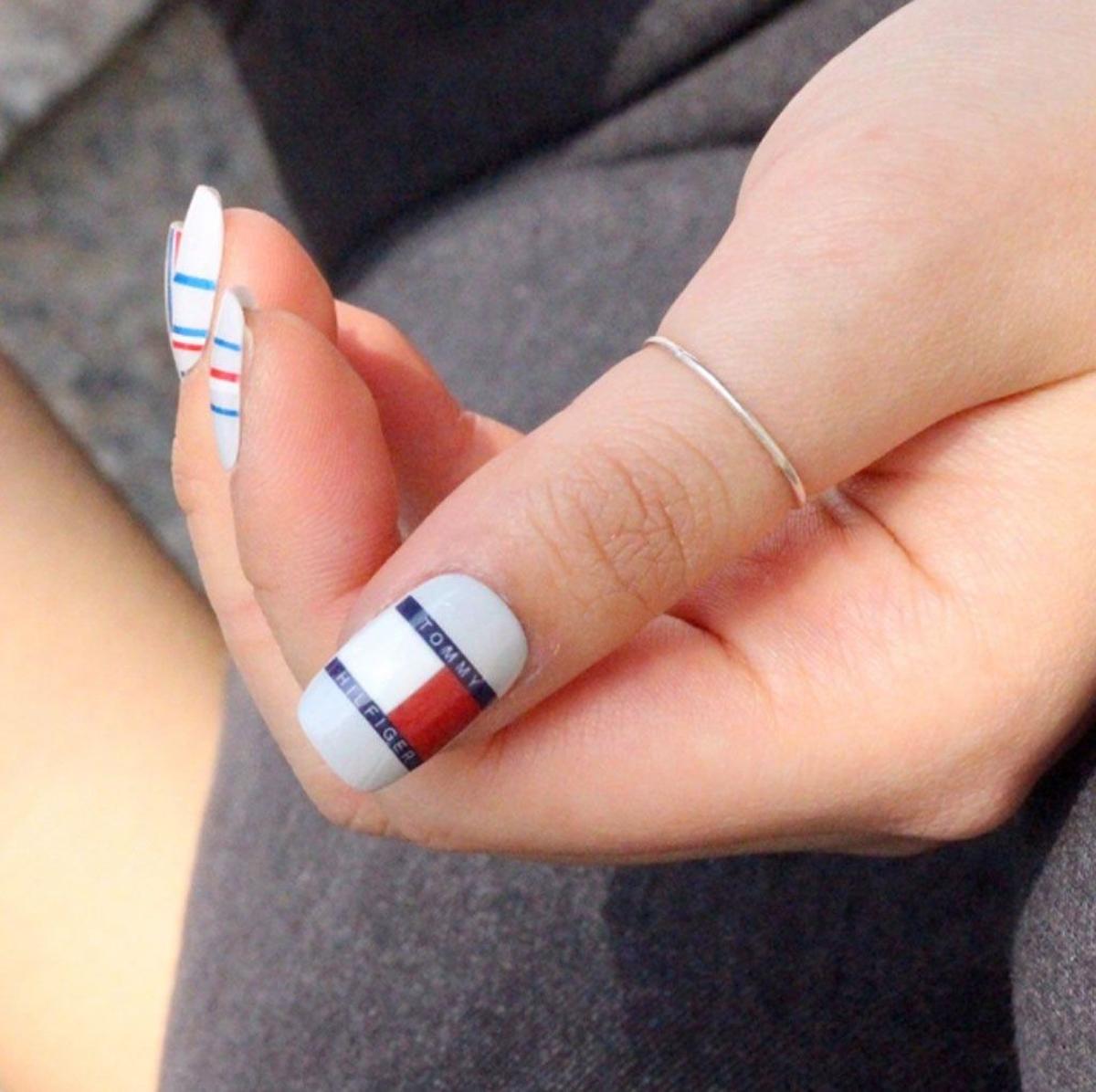 Uñas con logo de Tommy Hilfiger