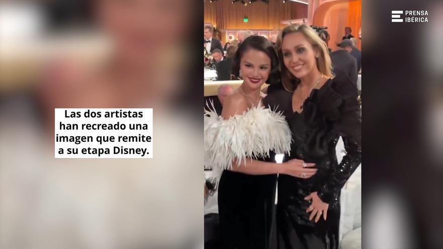 Selena Gomez y Miley Cyrus recrean una fotografía de cuando eran niñas Disney