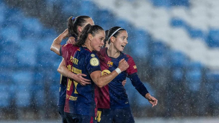 Ewa Pajor, Graham Hansen y Aitana Bonmatí celebra un gol ante el Real Madrid