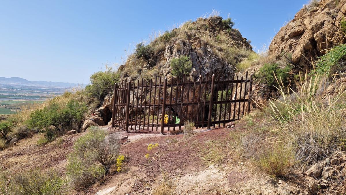 Cerramiento perimetral en la Sima de Peñas Blancas.