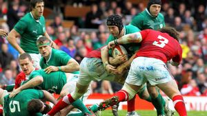 Dos jugadores de Gales intentan frenar a un rival. / geoff caddick / efeCAD 01. Cardiff (United Kingdom), 02/02/2013.- Irelands Sean OBrien (2nd R) is tackled by Adam Jones (R) of Wales during the Six Nations International rugby match between Wales and Ireland at the Millennium Stadium in Cardiff, Britain, 02 February 2013. EFE/EPA/GEOFF CADDICK BRITAIN RUGBY SIX NATIONS. RUGBY. TORNEO SEIS NACIONES