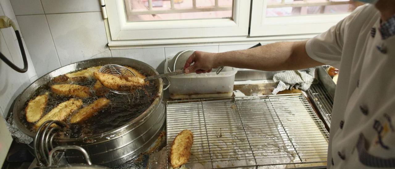 Un momento de la elaboración de torrijas.