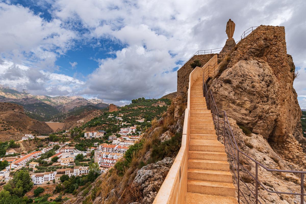 Los restos del castillo de Castril en Granada