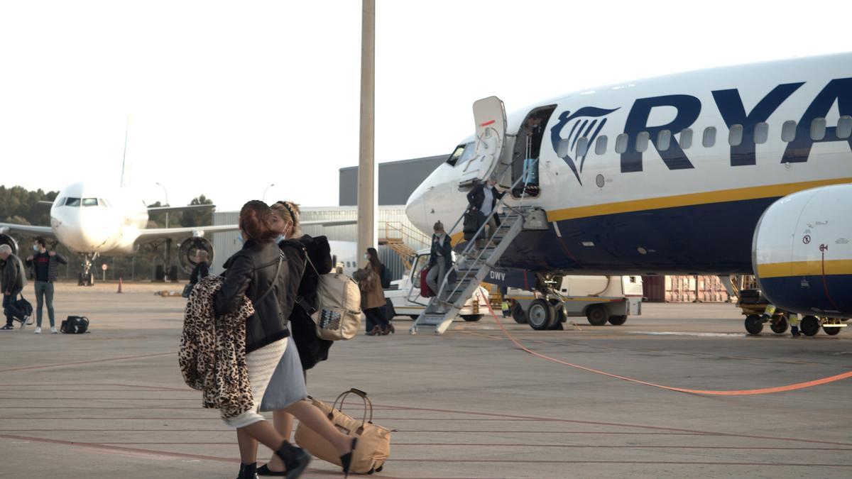 Pasajeros del primer vuelo llegado desde Bruselas en el aeropuerto de Castellón.