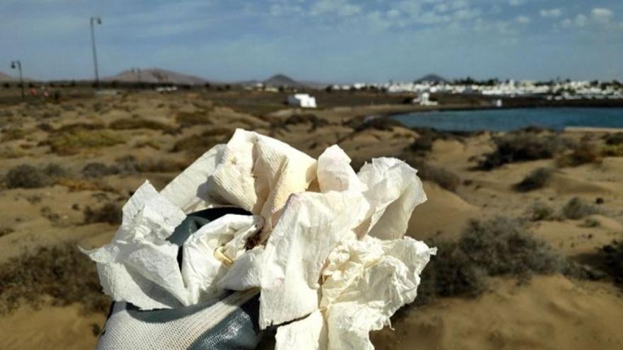 Residuos en una playa de Lanzarote