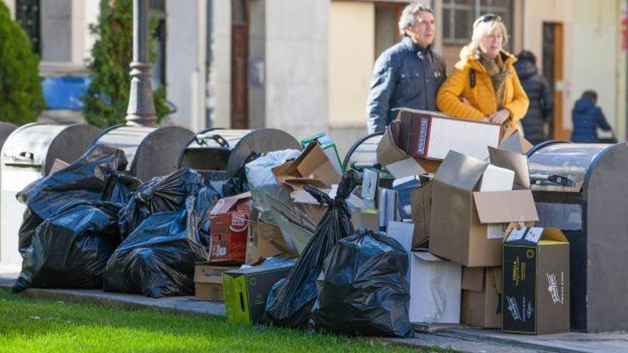 Bolsas de basura acumuladas durante el puente de Todos los Santos en la Plaza Mayor.