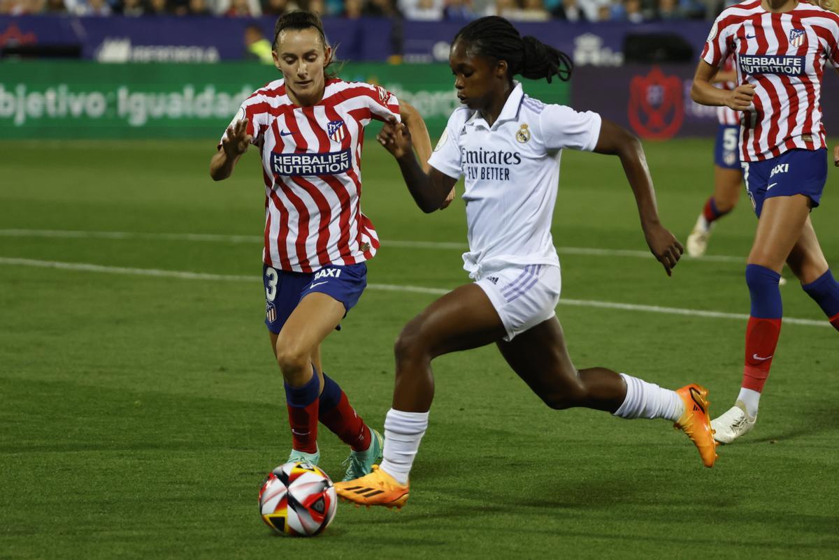 LEGANÉS (C.A. DE MADRID), 27/05/2023.-La delantera colombiana del Real Madrid Linda Caicedo (d) disputa una posesión ante Ainhoa Vicente, defensa del Atlético de Madrid durante el partido de la final de la Copa de la Reina disputado este sábado en el estadio de Butarque, en Leganés. EFE/JuanJo Martín