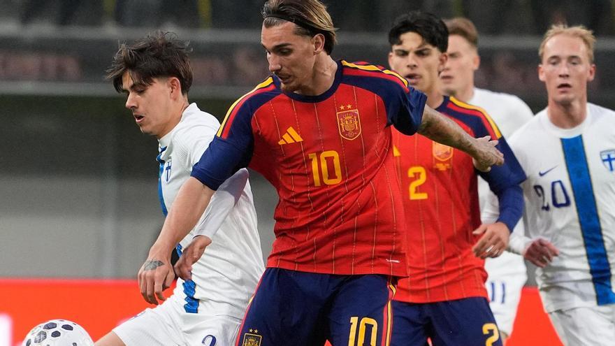 Iker Bravo pugna con un balón con Espart detrás, este viernes en Finlandia.