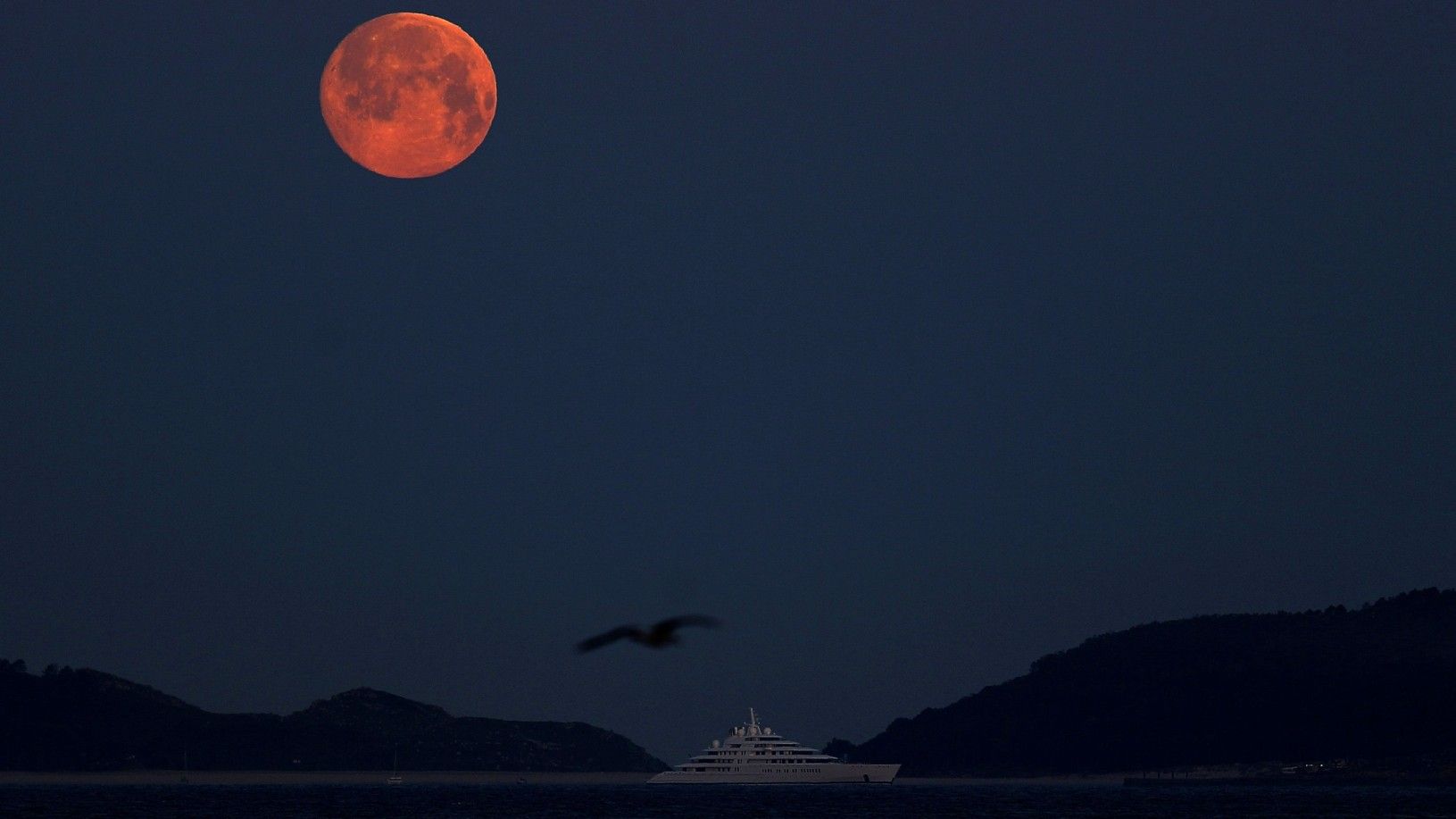 Vista de la luna llena de marzo del año pasado, junto a una embarcación que recorre la ría de Vigo