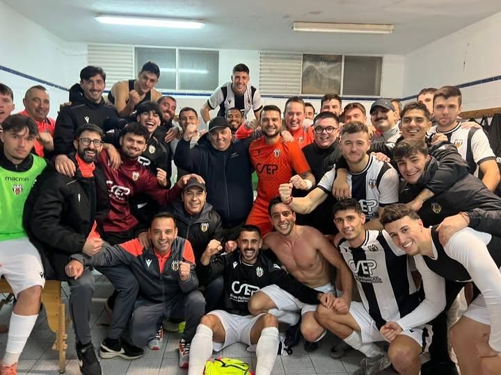 Celebración del Castellonense tras el empate en Sagunt.