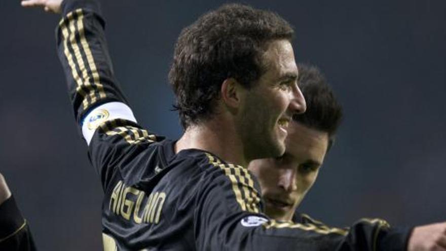 Gonzalo Higuain celebra su gol ante el Ajax.