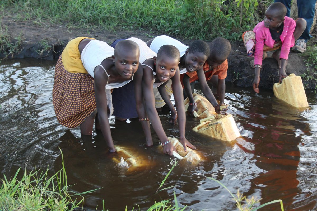 Chicas cogiendo agua