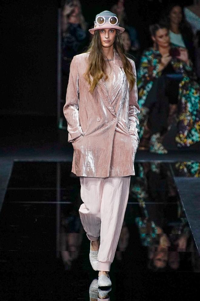 Armani se mantiene fiel a la idea de identidad en su colección  primavera-verano 2020 - Woman