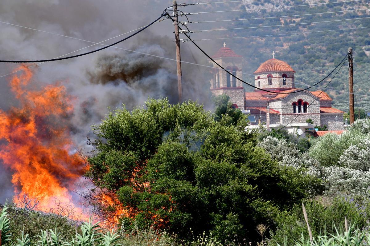 Metochi (Greece), 23/07/2023.- Oíushes and trees burn during a wildfire at Metochi village, near Epidaurus, Greece, 23 July 2023. There is an extreme, category 5, fire risk high alert also for 24 July, for five Greek regions of Attica, Central Greece, the Peloponnese, Western Greece and southern Aegean with the island of Rhodes, according to the Fire Risk Forecast Map issued by the General Secretariat for Civil Protection at the climate crisis and civil protection ministry. (incendio forestal, Grecia) EFE/EPA/BOUGIOTIS EVANGELOS