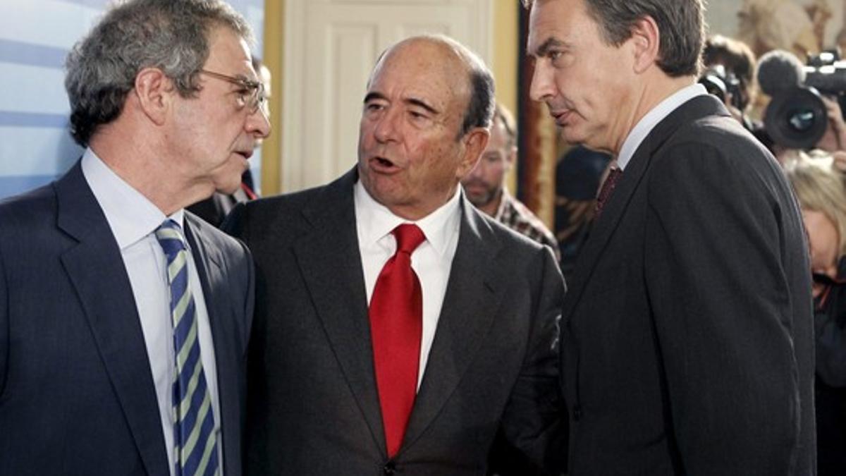 Zapatero conversa con el presidente del Grupo Santander, Emilio Botín (centro), y con el presidente de Telefónica, César Alierta (izquierda), tras la rueda de prensa en la que el presidente del Gobierno presentó el 'Informe Económico 2010', este mart