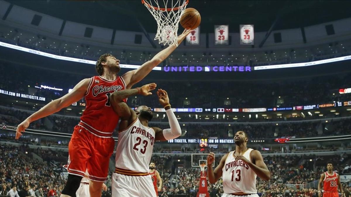 Pau Gasol deja una bandeja en el partido ganado a los Cavaliers de Lebron el pasado sábado