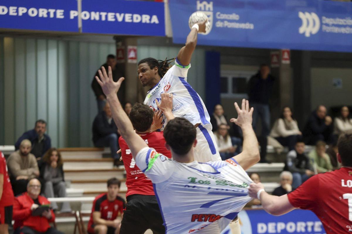 Bruno Landim, refuerzo invernal, dispara a puerta.