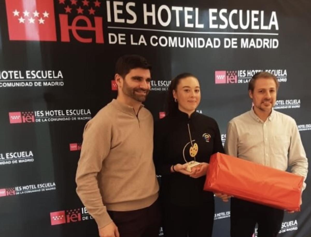 Daniela Hevia, recibiendo el premio en el IES Hotel Escuela de la Comunidad de Madrid.