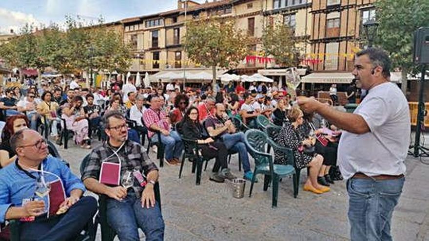 Gallego, de pie, explica a los participantes en la degustación explica las características de un vino.