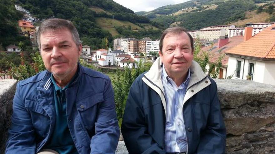 Xosé Antón González Riaño y Pablo Manzano, en «las almenas» de Cangas del Narcea.