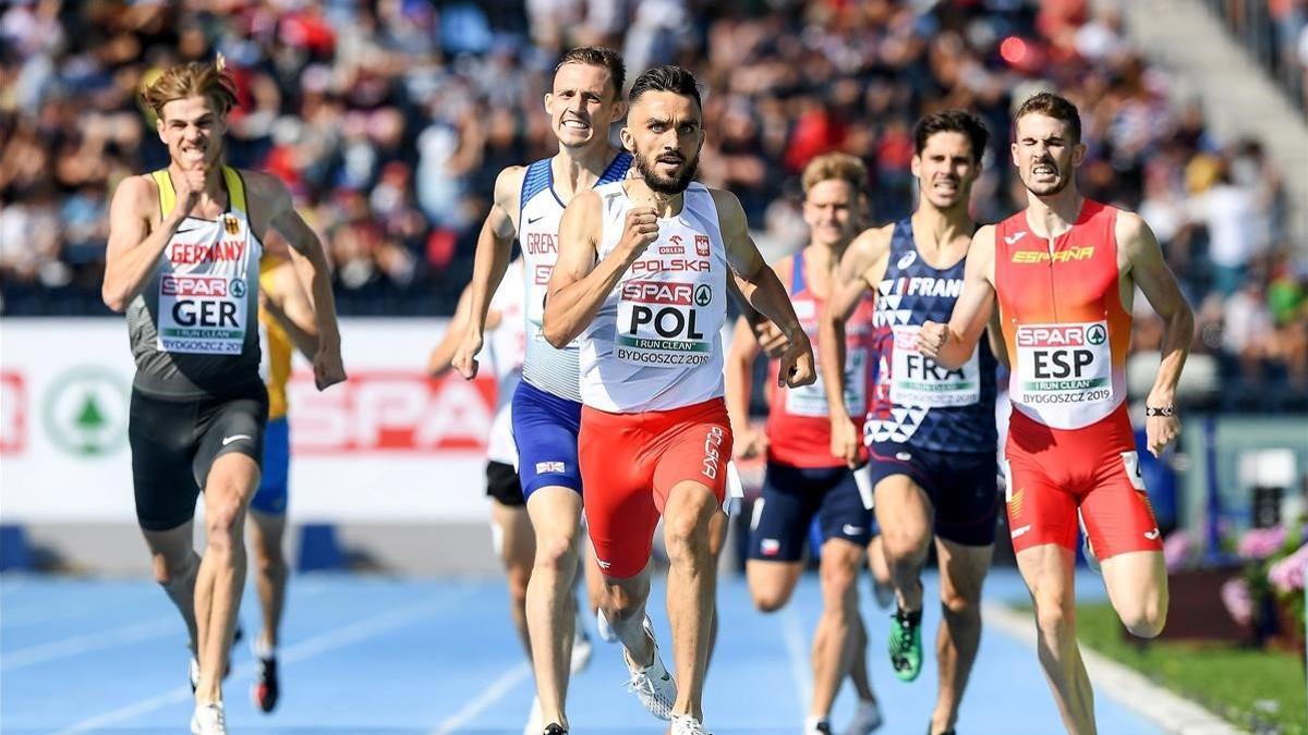 Álvaro de Arriba (derecha) en la recta final de los 800 metros.