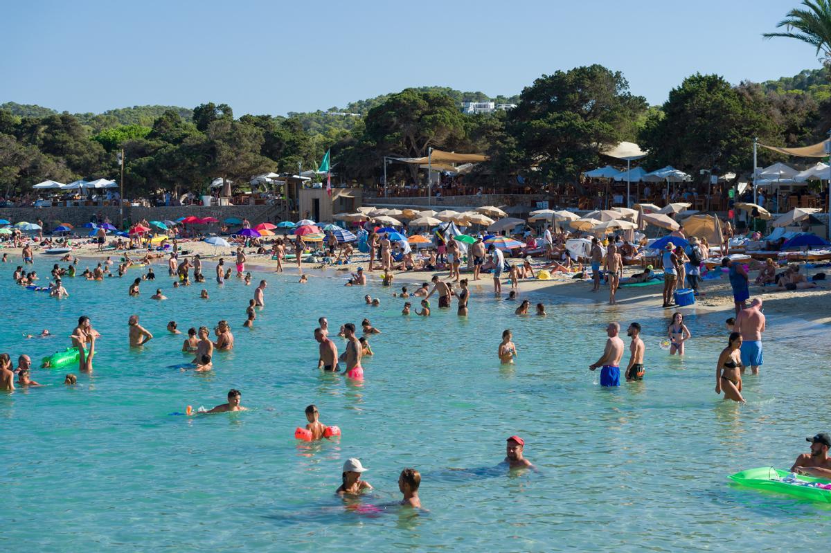 La Cala Conta está formada por finas y nacaradas arenas y aguas de un intenso color turquesa. Un entorno natural que la convierte en una de las mejores playas de Ibiza, por lo que suele ser frecuentada tanto por los turistas, como por los habitantes de San Antonio