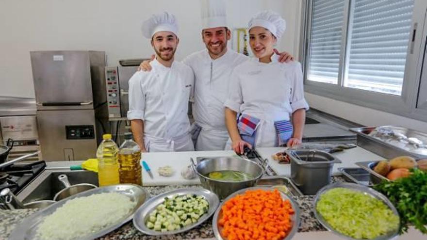 Juan Cárdenas y Elena Ruiz con su profesor de Cocina en el IES l&#039;Aljub de Santa Pola.