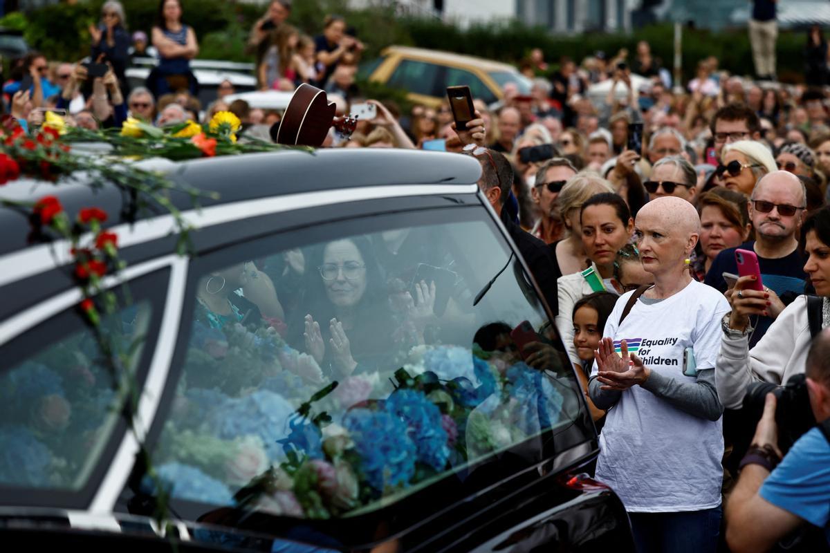 Fans de la cantante irlandesa Sinead OConnor dan su último adiós en las afueras de su antigua casa