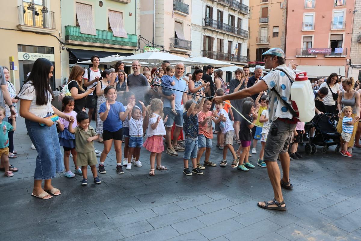 Una bona ruixada contra la calor per engegar la Revetlla Infantil Sense Petards