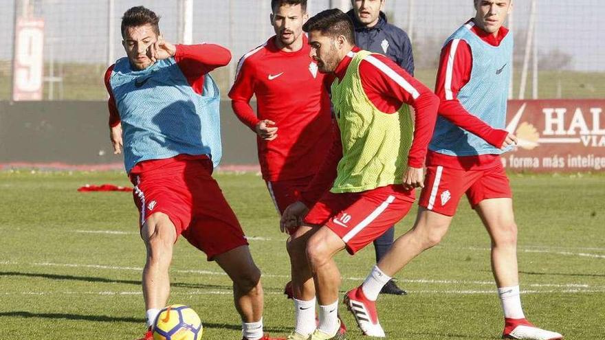 Jony se lleva un balón ante Carmona en presencia de Rubén García y de Nacho Méndez.