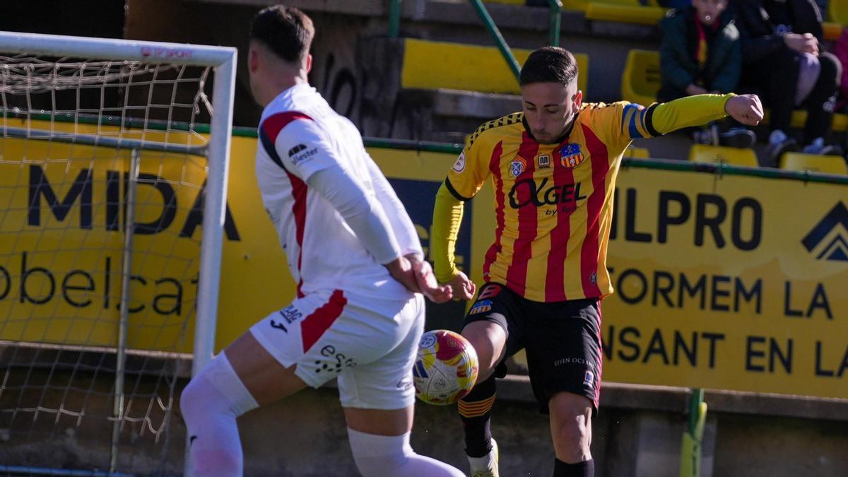 Un jugador del Sant Andreu chuta a puerta en el partido ante el Porreres