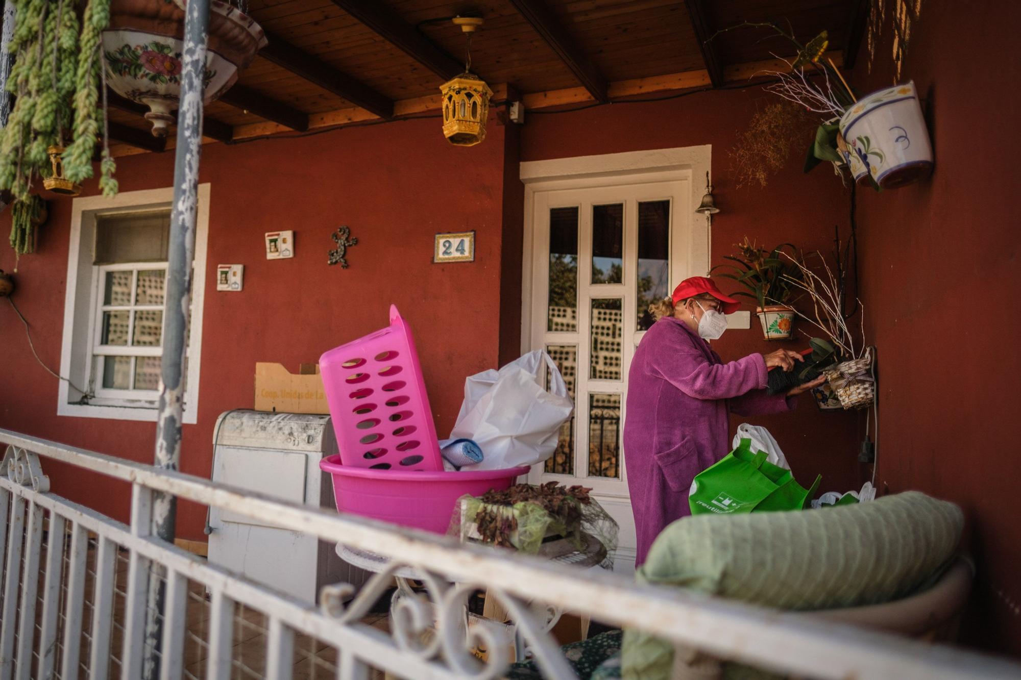 Regreso a casa de vecinos afectados por el volcán de La Palma.