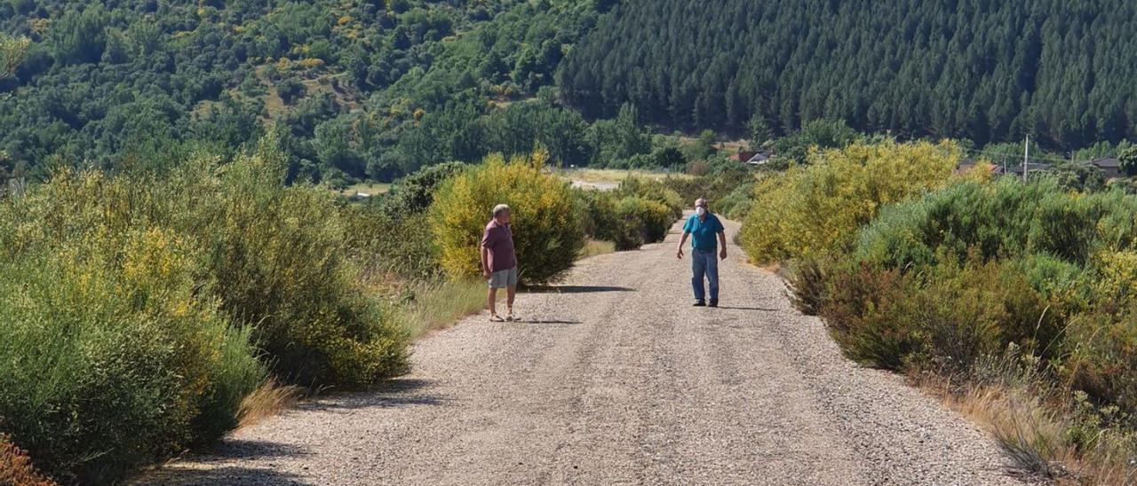 Dos personas realizan un recorrido por un tramo del Camino del Lobo. | Ch. S.