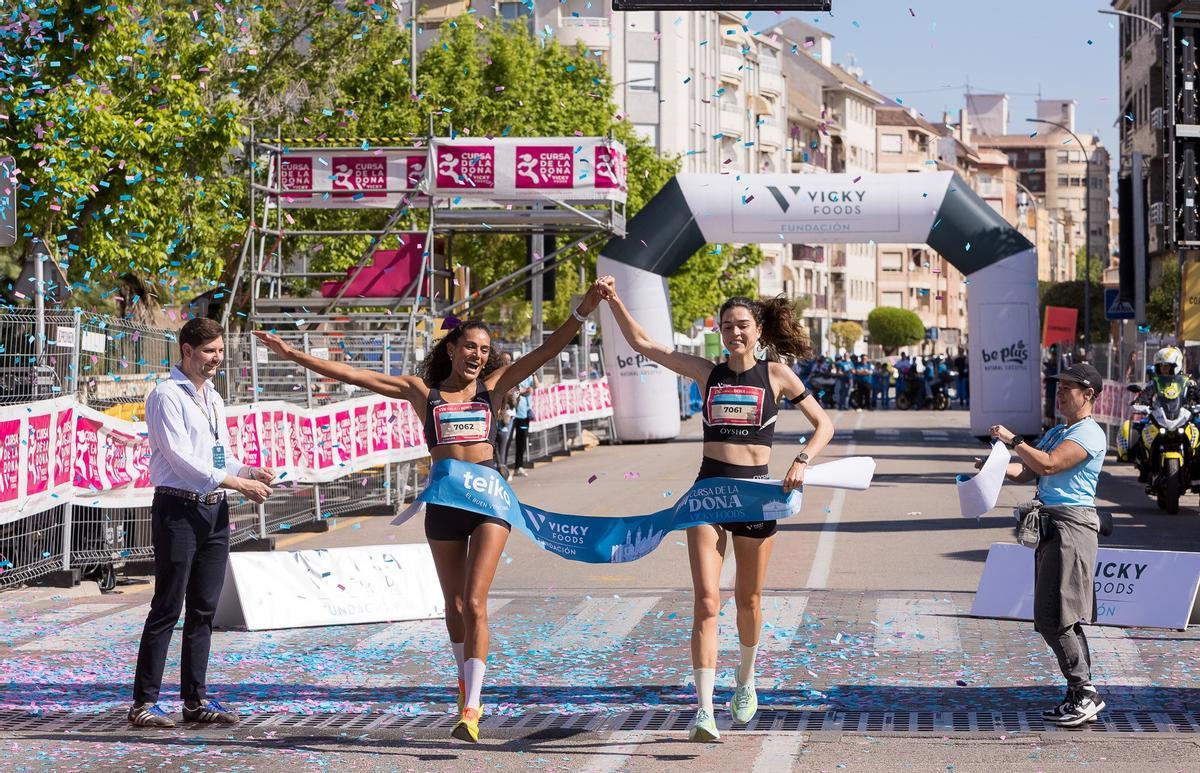 Llegada a meta de Alicia Álvarez y de Soukaina El Khayami.