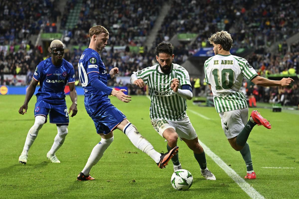Betis' Isco, center, Betis' Abde Ezzalzouli, right, and Chelsea's Cole Palmer challenge for the ball during the Europa Conference League final soccer match between Real Betis and Chelsea in Wroclaw, Poland, Wednesday, May 28, 2025. (AP Photo/Denes Erdos)