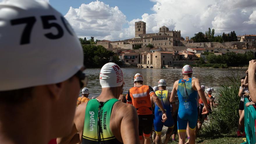 Los triatletas se encaminan hacia el río Duero en el comienzo de su aventura en la séptima edición del «Ciudad de Zamora». | Ana Burrieza |  A. B.