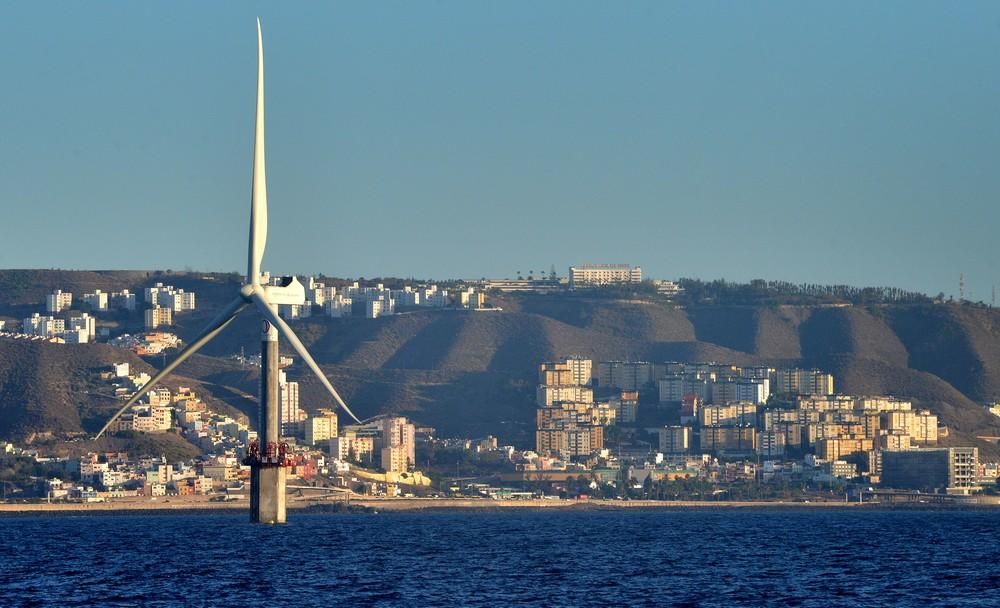 Erección del aerogenerador de Plocan en aguas de Telde