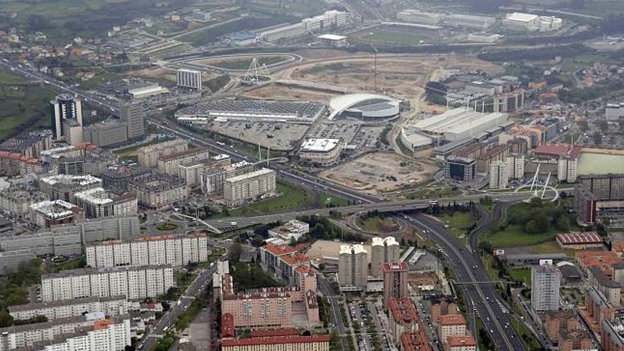 El campus, al fondo, aislado de la ciudad en una vista de 2007 sin las nuevas torres de Someso. / victor echave