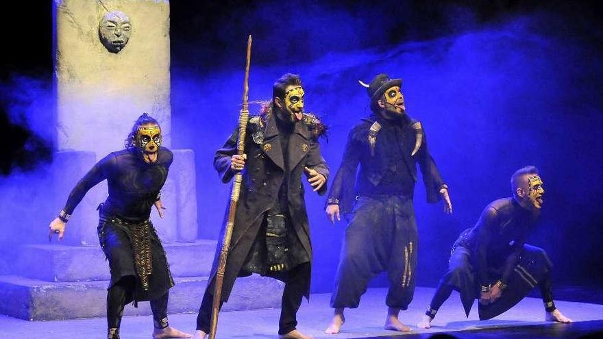 El espectáculo &quot;The Primitals&quot; llenó el teatro de La Felguera