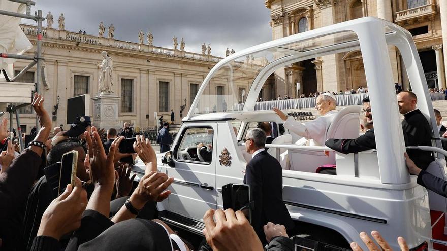 El papa retoma las audiencias y se vuelve a subir al papamóvil tras su operación