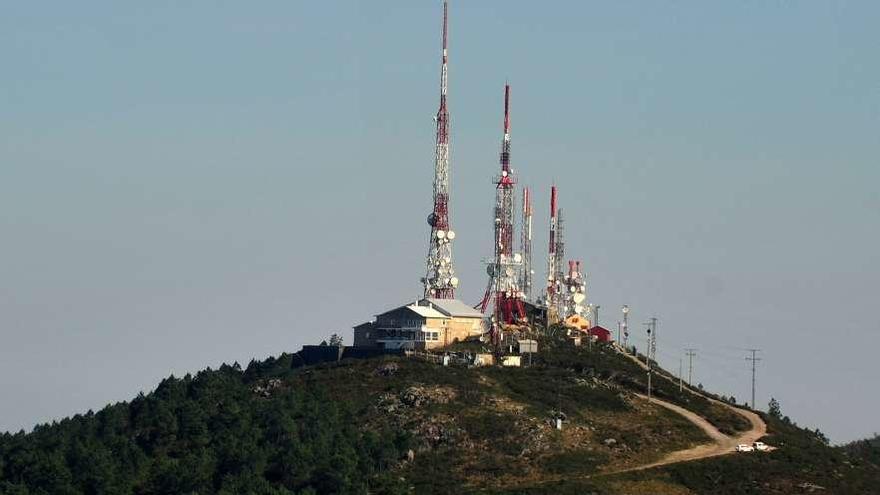 Centro de antenas en un monte gallego.