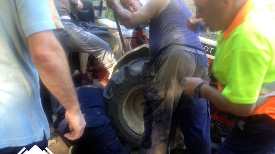 Un hombre resulta herido tras quedarle atrapado un pie en un tractor en Langreo