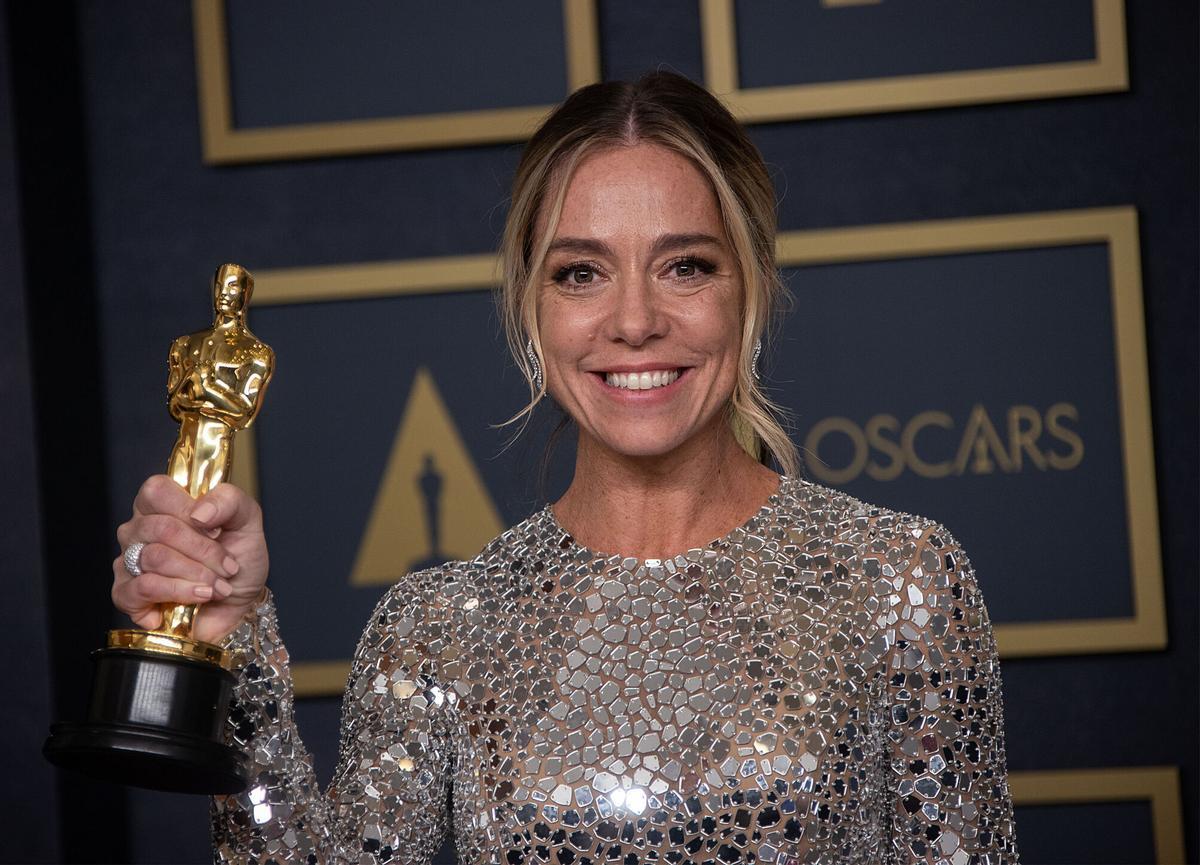 OSC01. LOS ÁNGELES (CA, EE.UU.).- 27/03/2022.- La escritora y cineasta estadounidense Sian Heder, ganadora del Óscar al Guión Adaptado por "CODA", posa en la Sala de Prensa de los Premios Óscar hoy, en el Teatro Dolby de Los Ángeles, California (EE.UU.). EFE/ Armando Arorizo