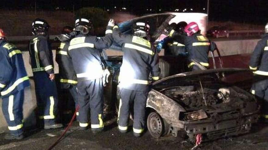 Un joven de Mondariz sale ileso tras volcar con su coche y caer por un desnivel de cuatro metros