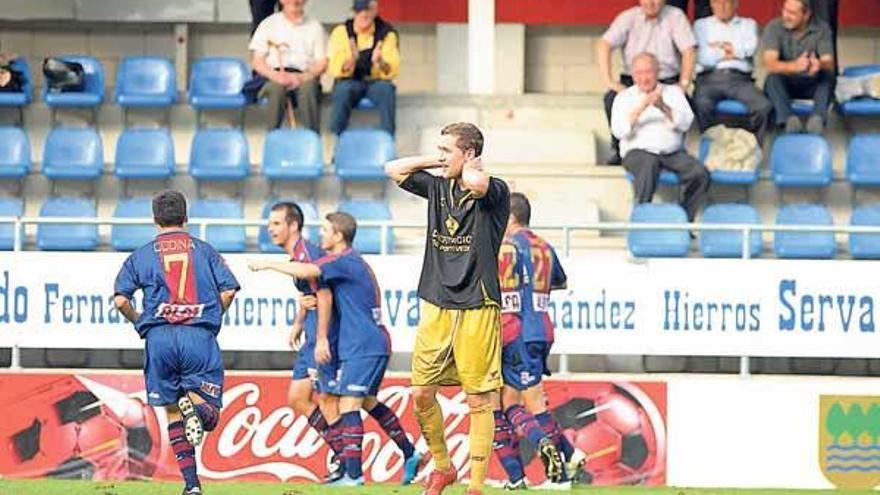 Nevado se lamenta mientras los jugadores del Eibar celebran el gol que les daría la victoria ante el Pontevedra.