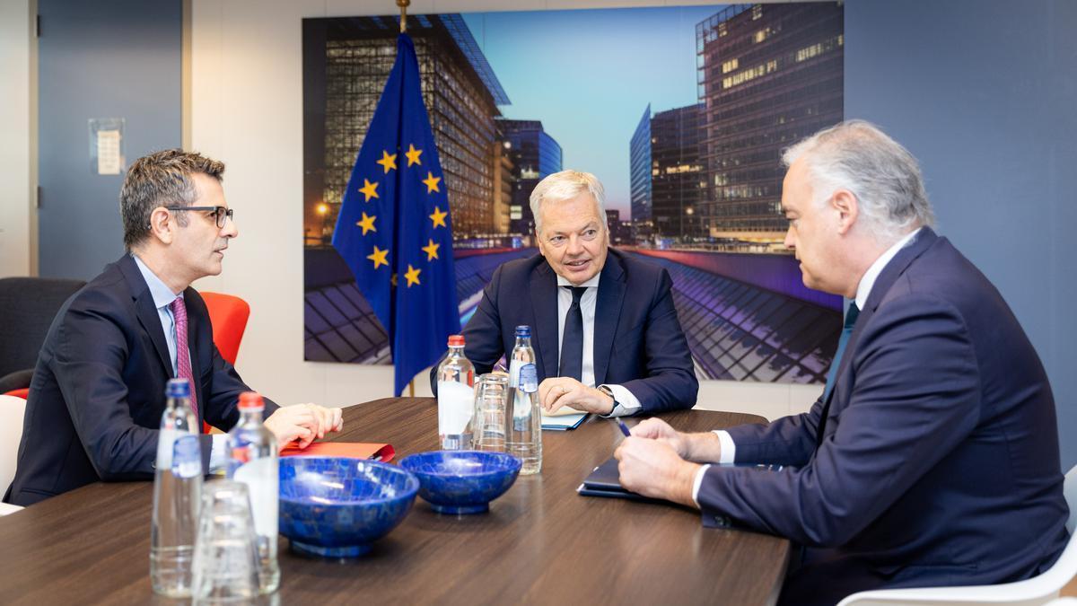 Félix Bolaños, Didier Reynders y Esteban González Pons.