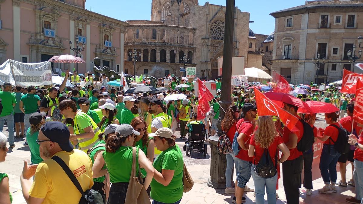 Grup de docents valencians manifestant se pacíficament